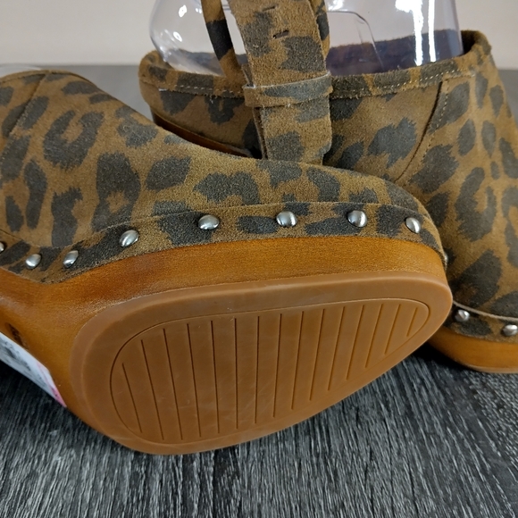 Leopard Print Platform Clogs - Picture 12 of 13